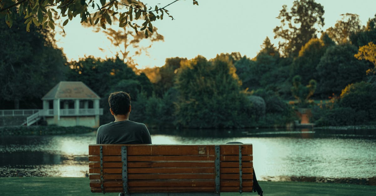 セミリタイア後に公園で物思いにふける人物