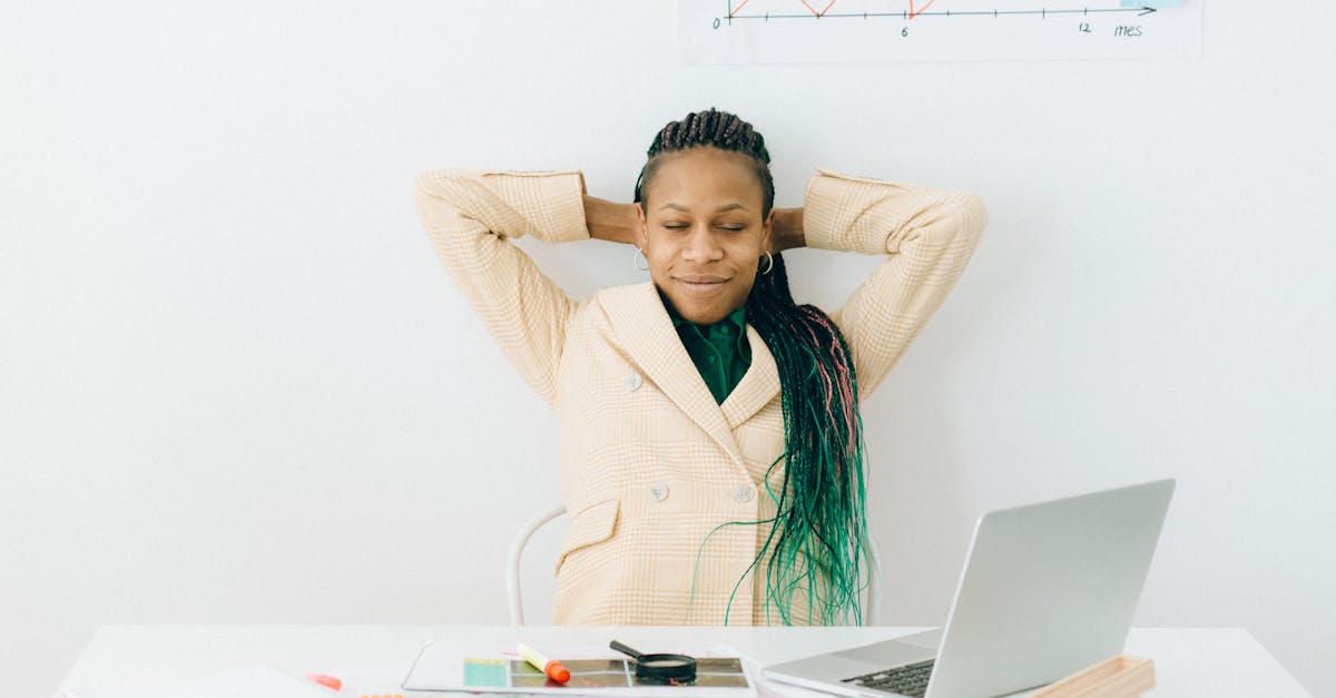 経営者がリラックスしている様子