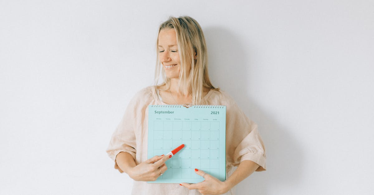 カフェでノートを広げて未来の生活を計画する幸せな人