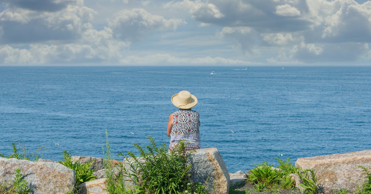 計画を練りながら景色を眺める人