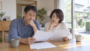 住まいの保険資料を確かめるセミリタイア世代の夫婦