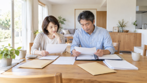 自宅で退職後の手続き用の書類を整理する人物