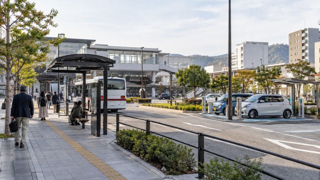 駅前のバス停と貸出用の車がある交通環境のイメージ