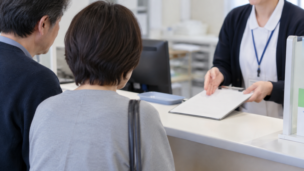 病院の会計窓口で支払いと手続を確認する様子